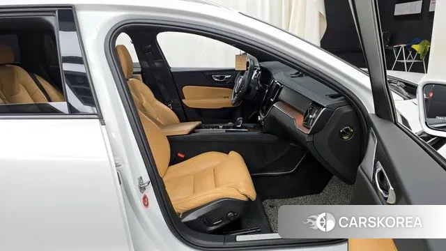 Volvo V60 Cross-Country 2nd Generation 2021 Белый из Кореи, фото 2