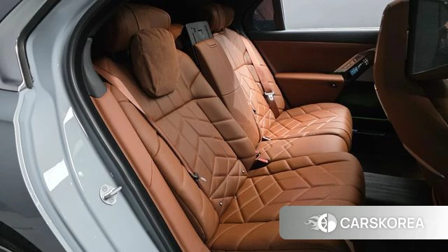 BMW 7 Series (G70) 2025 Светло-серебряный цвет из Кореи, фото 2