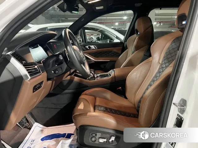 BMW X5M (G05) 2023 Белый из Кореи, фото 2