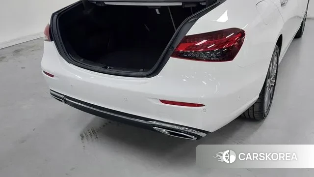 Mercedes-Benz E-Class W213 2022 Белый из Кореи, фото 2