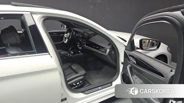 BMW 5 Series (G30) 2019 Белый из Кореи, фото 2