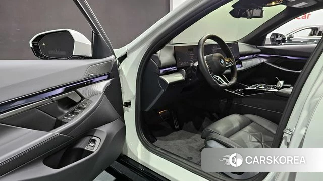 BMW 5 Series (G60) 2025 Белый из Кореи, фото 2