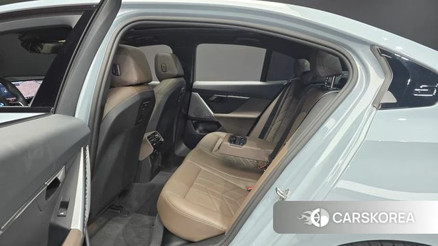 BMW 5 Series (G60) 2024 Светло-серебряный цвет из Кореи, фото 2