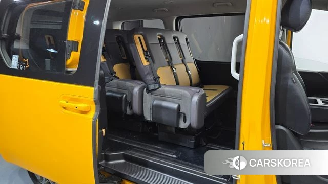 Hyundai Staria 2023 Желтый из Кореи, фото 2