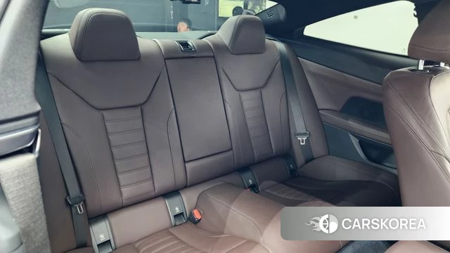 BMW 4 Series (G22) 2023 Светло-серебряный цвет из Кореи, фото 2