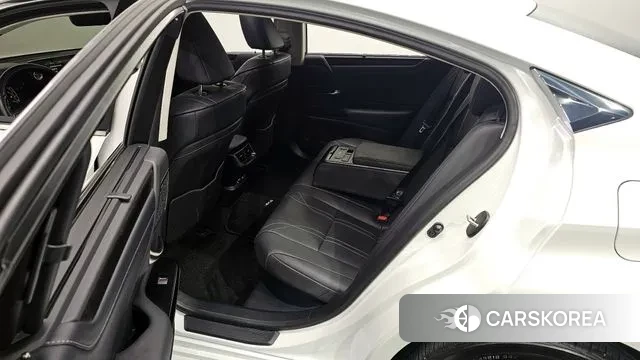 Lexus ES300h 7th generation 2024 Белый из Кореи, фото 2