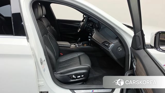 BMW 5 Series (G30) 2018 Белый из Кореи, фото 2