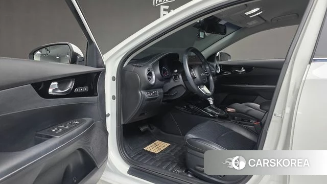 Kia The New K3 2nd generation 2022 Белый из Кореи, фото 2