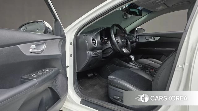 Kia The New K3 2nd generation 2022 Белый из Кореи, фото 2