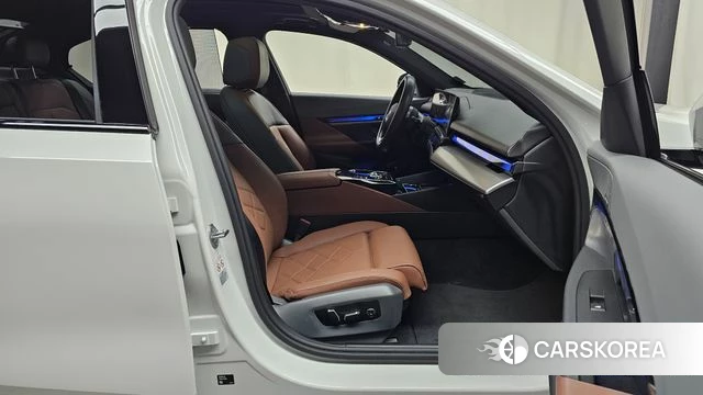 BMW 5 Series (G60) 2024 Белый из Кореи, фото 2