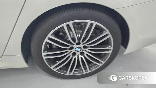 BMW 5 Series (G30) 2020 Белый из Кореи, фото 2