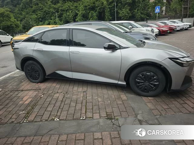 Toyota bZ3 2024 Серебристо-серый из Китая, фото 2