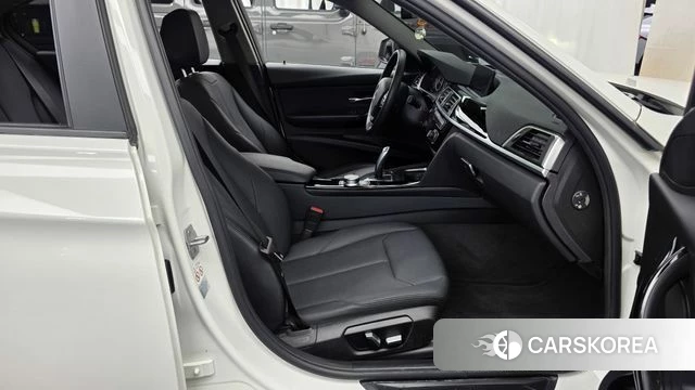 BMW 3 Series (F30) 2018 Белый из Кореи, фото 2