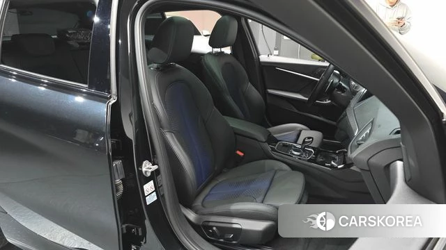 BMW 1 Series (F40) 2024 Черный из Кореи, фото 2