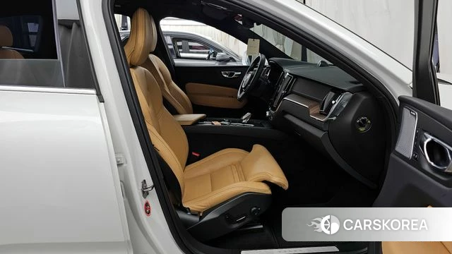 Volvo XC60 second Generation 2021 Белый из Кореи, фото 2