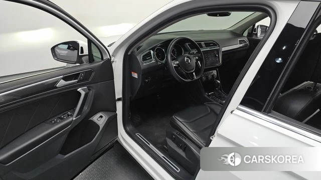 Volkswagen Tiguan second Generation 2018 Белый из Кореи, фото 2