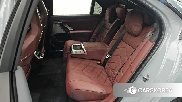 BMW 7 Series (G70) 2025 Цвет галактики из Кореи, фото 2