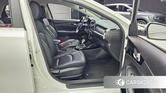 Kia The New K3 2nd generation 2021 Белый из Кореи, фото 2