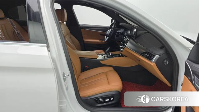 BMW 5 Series (G30) 2023 Белый из Кореи, фото 2