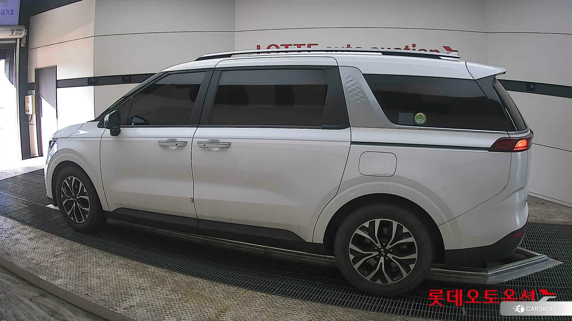 Kia Carnival 2021 Snow White Pearl (optional) из Кореи, фото 2