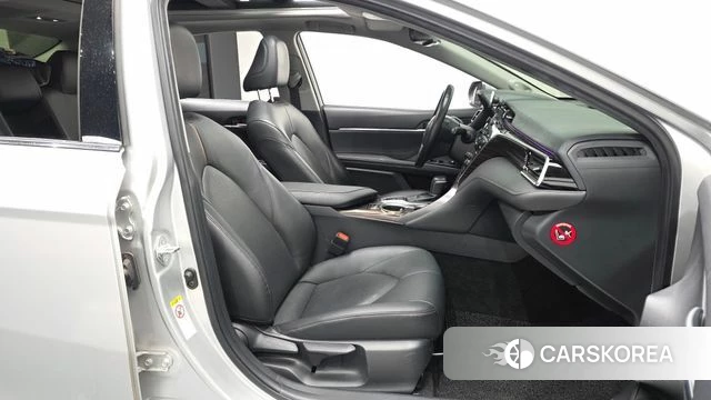 Toyota Camry (XV70) 2018 Серебряный из Кореи, фото 2