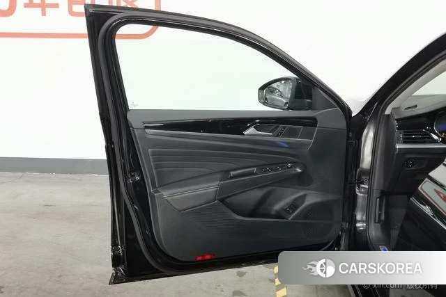 Volkswagen Passat PHEV 2024 Черный из Китая, фото 2