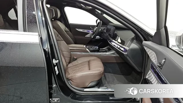 BMW i7 (G70) 2023 Серебряный двухцветный из Кореи, фото 2