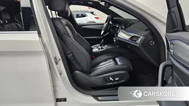 BMW 5 Series (G30) 2018 Белый из Кореи, фото 2