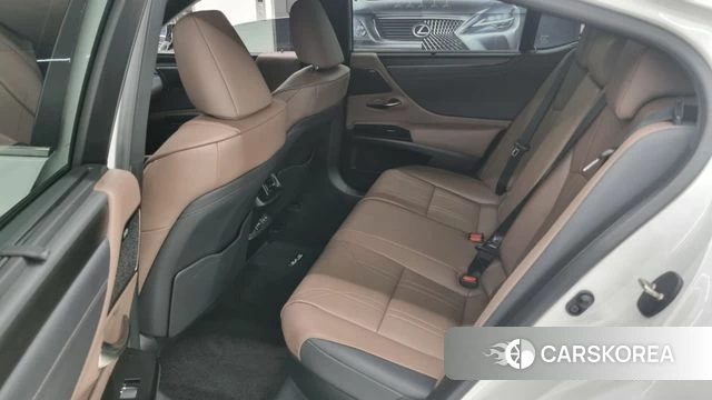 Lexus ES300h 7th generation 2023 Белый из Кореи, фото 2