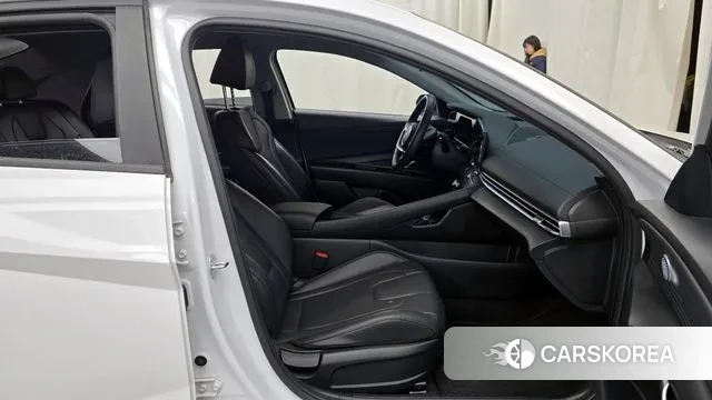 Hyundai The New Avante (CN7) 2023 Белый из Кореи, фото 2