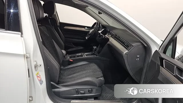 Volkswagen Passat GT (B8) 2021 Белый из Кореи, фото 2