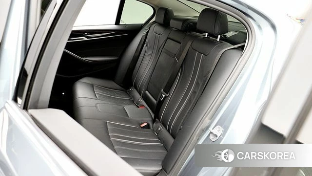 BMW 5 Series (G30) 2018 Светло-серебряный цвет из Кореи, фото 2