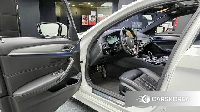 BMW 5 Series (G30) 2018 Белый из Кореи, фото 2