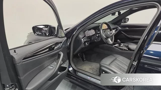 BMW 5 Series (G30) 2023 Черный из Кореи, фото 2