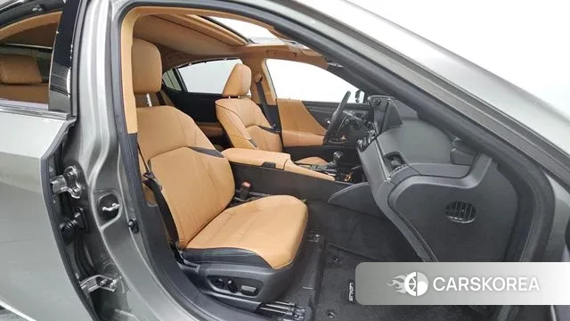 Lexus ES300h 7th generation 2024 Серебристо-серый из Кореи, фото 2