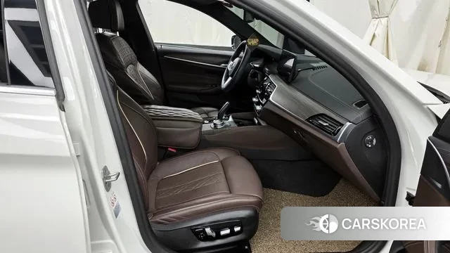 BMW 5 Series (G30) 2021 Белый из Кореи, фото 2