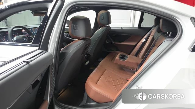 BMW 5 Series (G60) 2025 Белый из Кореи, фото 2