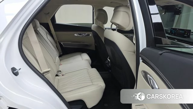 Genesis GV70 2023 Белый из Кореи, фото 2