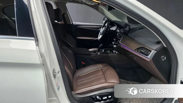 BMW 5 Series (G30) 2020 Белый из Кореи, фото 2