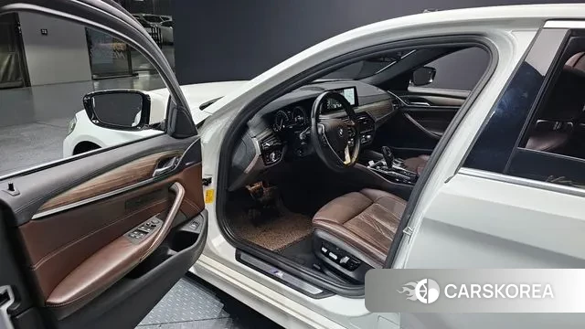 BMW 5 Series (G30) 2018 Белый из Кореи, фото 2