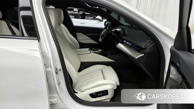 BMW 5 Series (G60) 2024 Белый из Кореи, фото 2