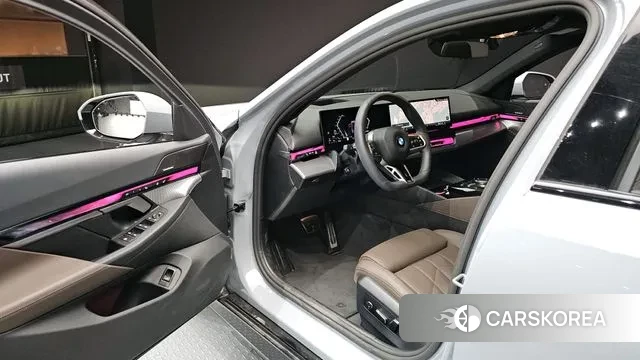 BMW 5 Series (G60) 2025 Серебристо-серый из Кореи, фото 2