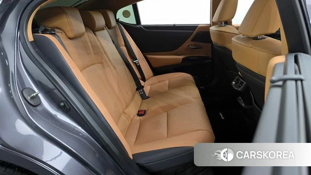 Lexus ES300h 7th generation 2023 Серый из Кореи, фото 2