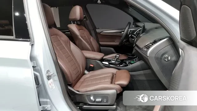 BMW X3 (G01) 2023 Светло-серебряный цвет из Кореи, фото 2