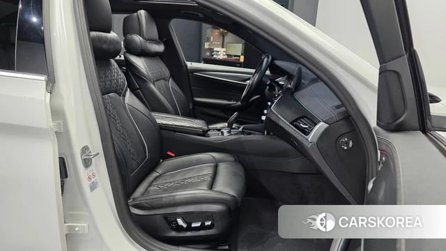 BMW 5 Series (G30) 2023 Белый из Кореи, фото 2