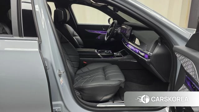 BMW 7 Series (G70) 2023 Серебристо-серый из Кореи, фото 2