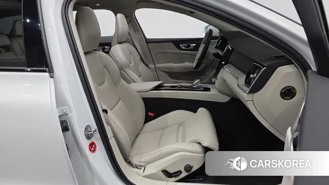 Volvo V60 Cross-Country 2nd Generation 2024 Белый из Кореи, фото 2