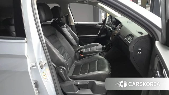 Volkswagen Tiguan second Generation 2018 Серебряный из Кореи, фото 2