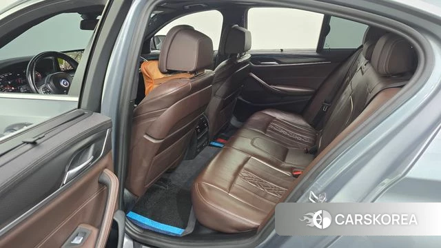 BMW 5 Series (G30) 2023 Серебристо-серый из Кореи, фото 2