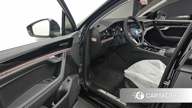 Volkswagen Touareg 3rd generation 2025 Черный из Кореи, фото 2